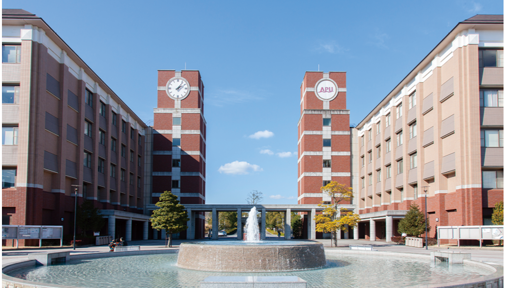 キャンパスのシンボルであるツインタワーと噴水
