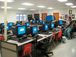 InterCLASSを高校の15教室と図書館に導入〜プログラミング、ビジネスコミュニケーション、図書館と、学校のあらゆるシーンで毎日活用〜