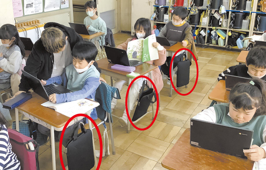 子供が端末をすぐに使えるように机横のフックにバッグでかける。