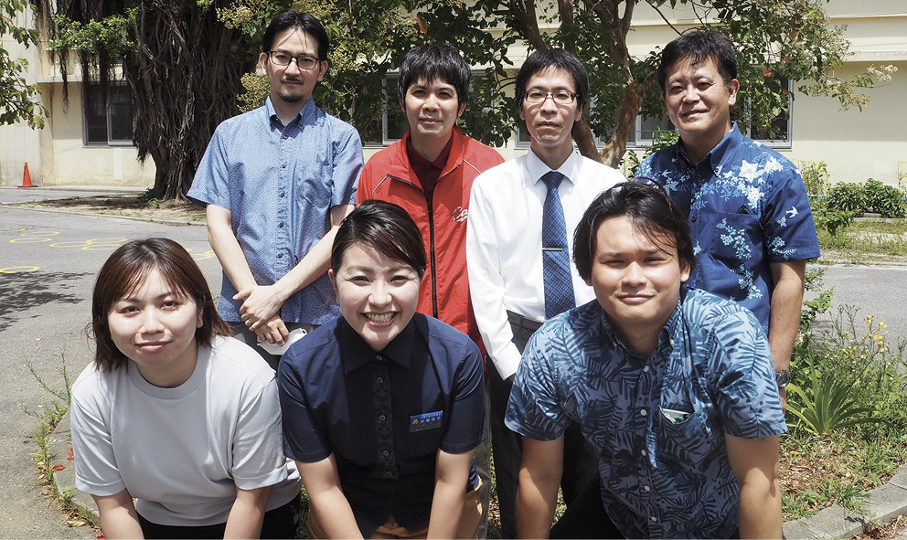 沖縄市立教育研究所分室のメンバーと諸見小学校の宮平先生（後段右）。
