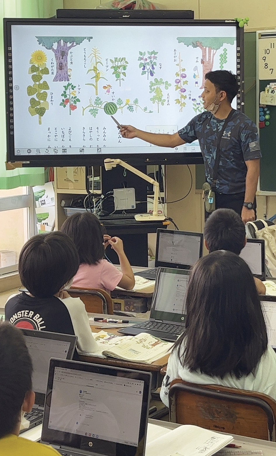 沖縄市立諸見小学校におけるICTを活用した授業風景。