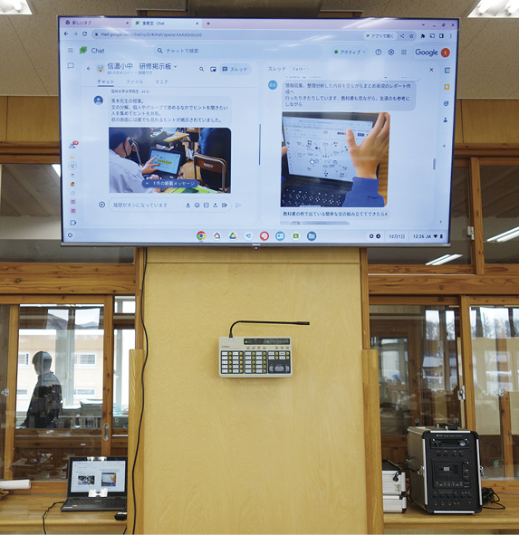 職員室には、校務情報共有用（左）と研修情報共有用（右）の2台の大型モニターが設置されている。