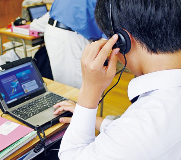生成AIが生徒の発話を採点。自分の英語力を客観視しながら課題を持って学習を行っていく主体性が育まれている。