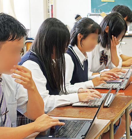 「リーダーズ・アカデミーコース」の生徒たち。ICTツールを活用し、ディベートに参加している。