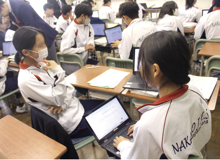 図1： 終始生成AIを使うのではなく、生成AIとの対話で読解を進めた後は、一人一人が表現を吟味し、他者に伝える活動が行われていた。