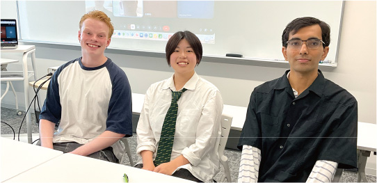 取材に応じてくれた国際学部の学生の皆さん（左からWitoさん、歩佳さん、Gautamさん）